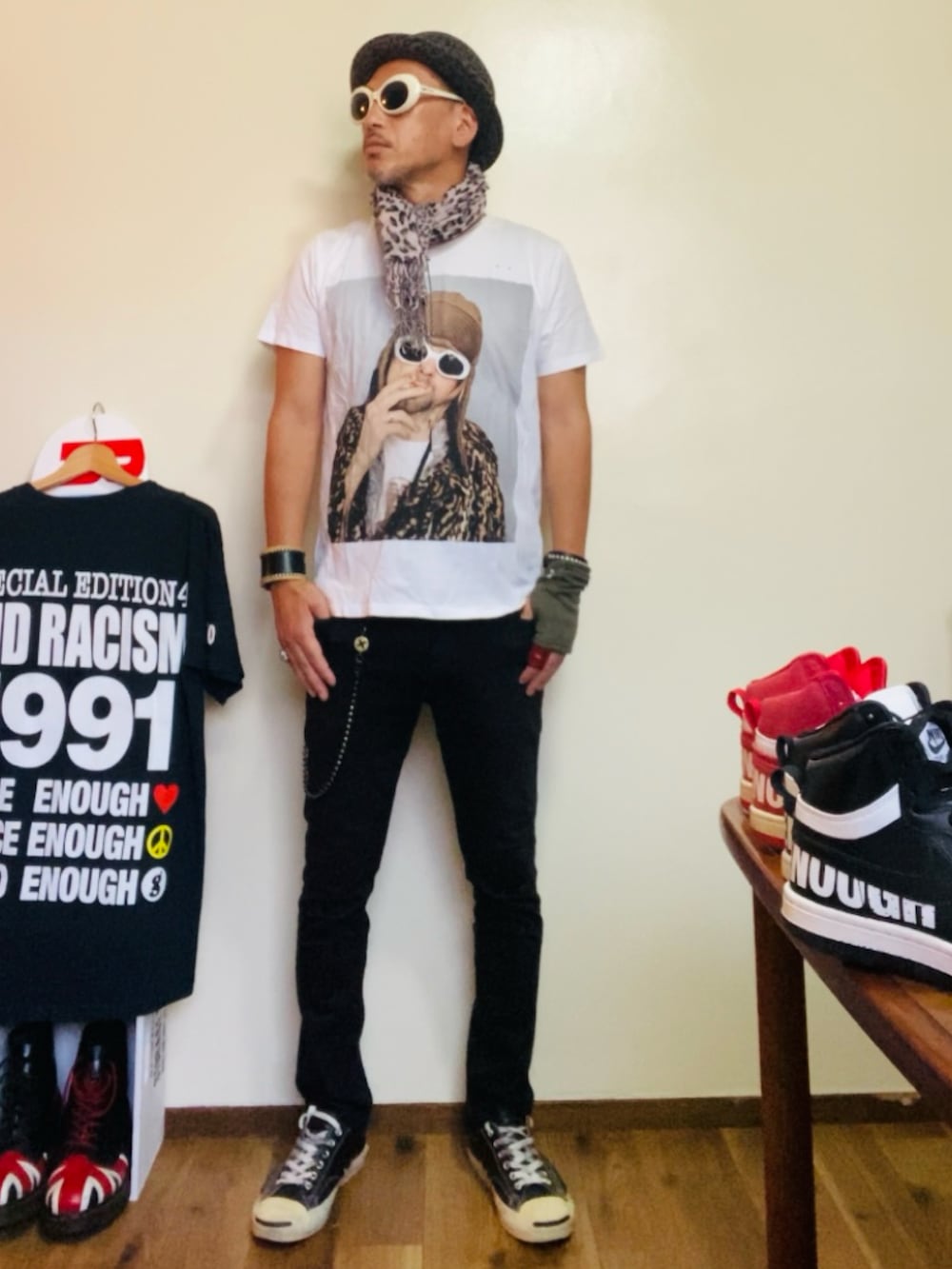 ホワイト系のTシャツ/カットソー、ブラック系のパンツ、ブラック系のスニーカーを着用したメンズの秋コーディネートの2枚目の写真