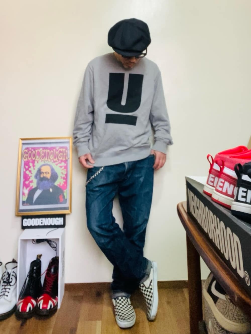 グレー系のスウェット、ブルー系のデニムパンツ、ホワイト系のスリッポンを着用したメンズの春コーディネートの2枚目の写真