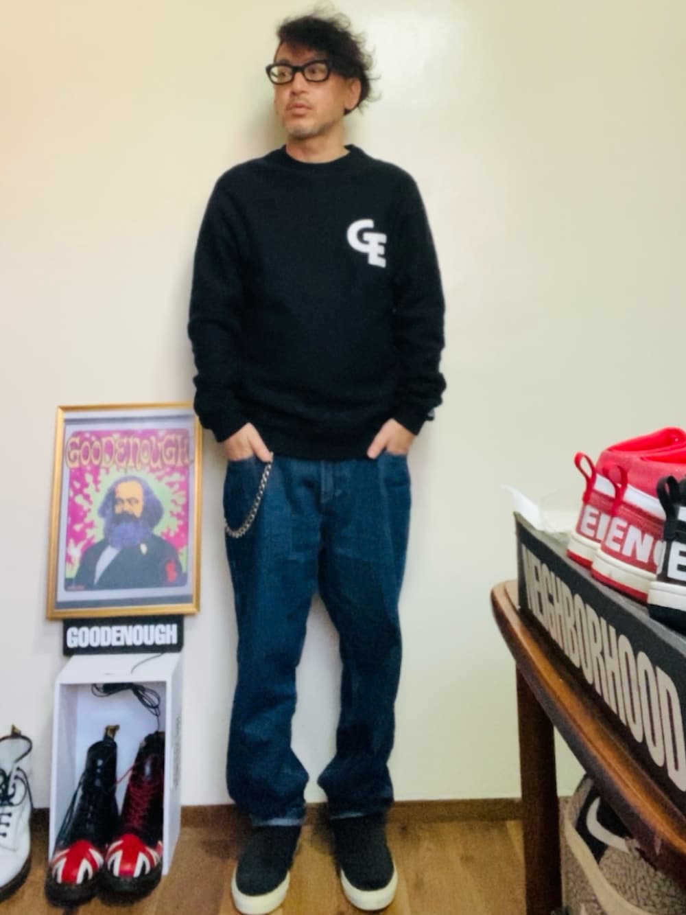 ブラック系のスウェット、ブルー系のデニムパンツ、ブラック系のスリッポンを着用したメンズの春コーディネートの3枚目の写真