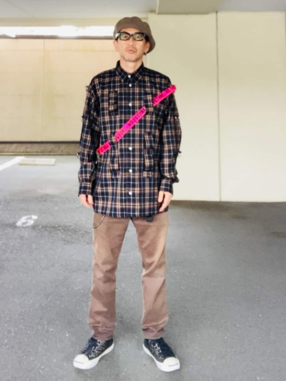 ブラウン系のシャツ/ブラウス、ブラウン系のチノパンツ、ブラック系のスニーカーを着用したメンズの夏コーディネートの4枚目の写真