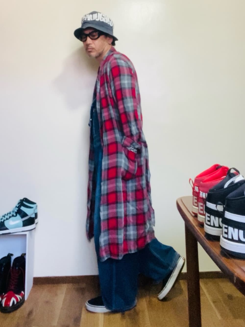 ピンク系のシャツ/ブラウス、ブラック系のトップス、ブルー系のサロペット/オーバーオールを着用したメンズの春コーディネートの3枚目の写真