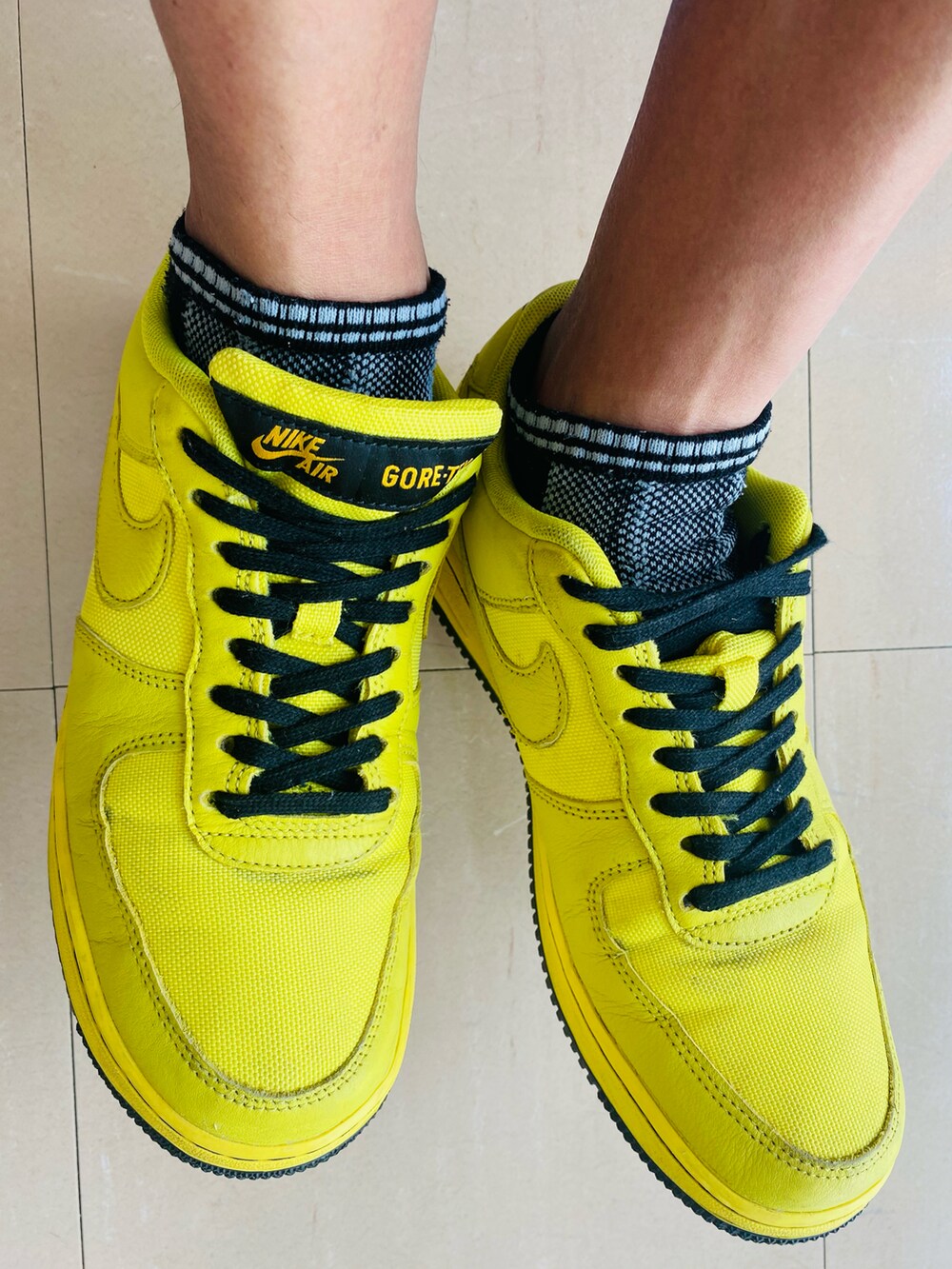 ブラック系のスウェット、ベージュ系のその他パンツ、イエロー系のスニーカーを着用したメンズの夏コーディネートの3枚目の写真