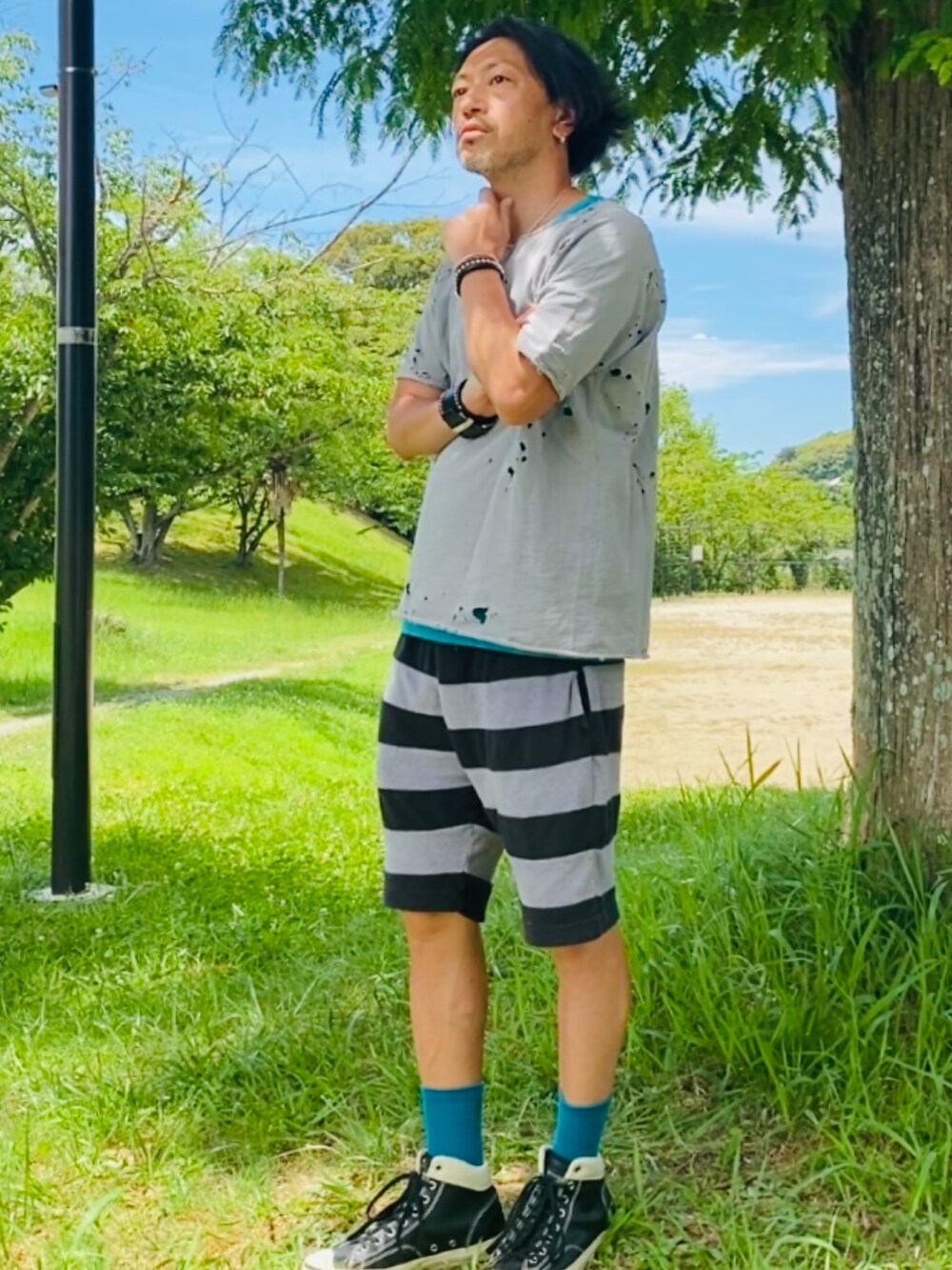 グレー系のTシャツ/カットソー、グレー系のTシャツ/カットソー、ブラック系のスニーカーを着用したメンズの夏コーディネートの2枚目の写真