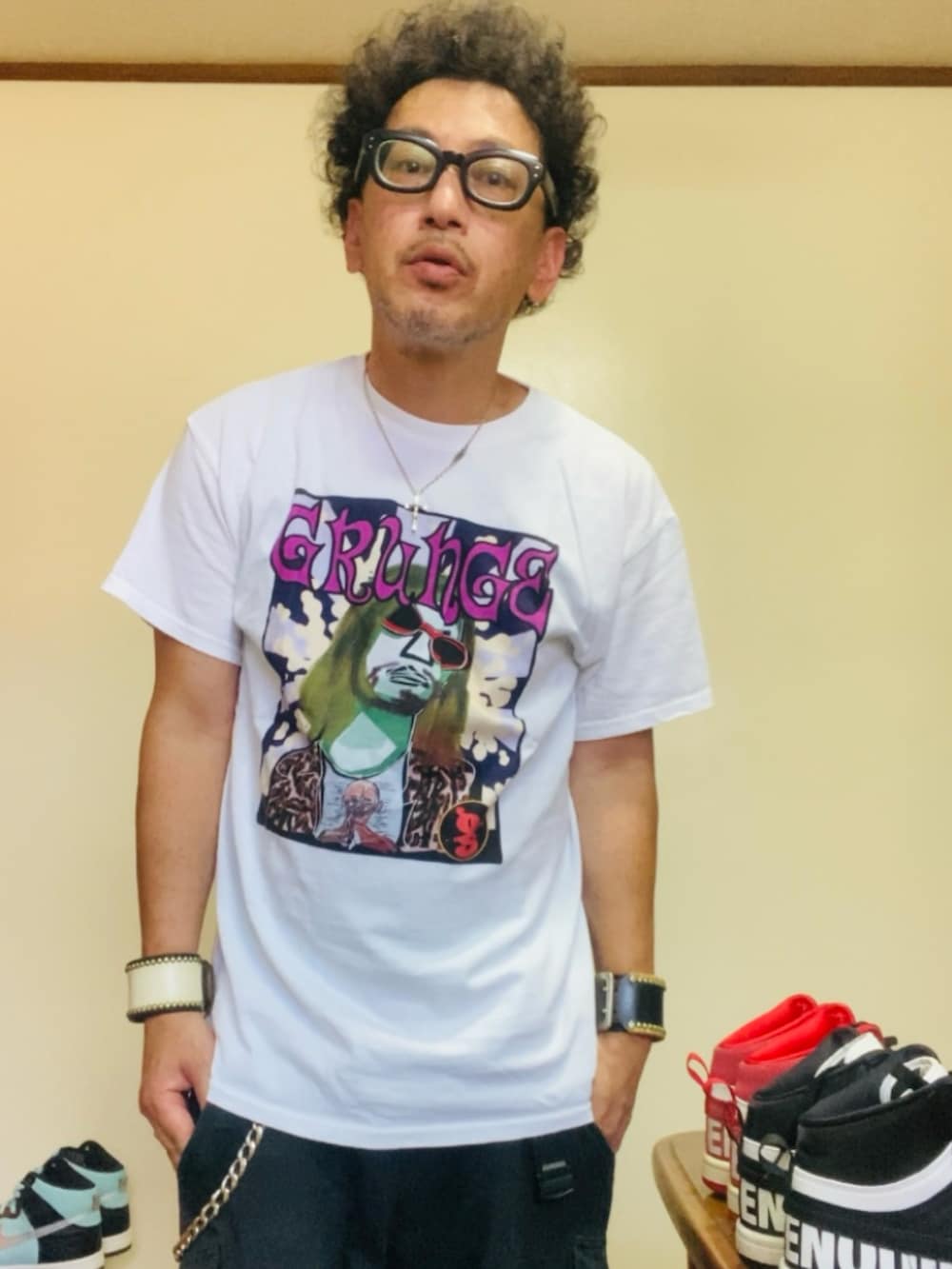 ホワイト系のTシャツ/カットソー、ブラック系のカーゴパンツ、ホワイト系のスニーカーを着用したメンズの夏コーディネートの3枚目の写真