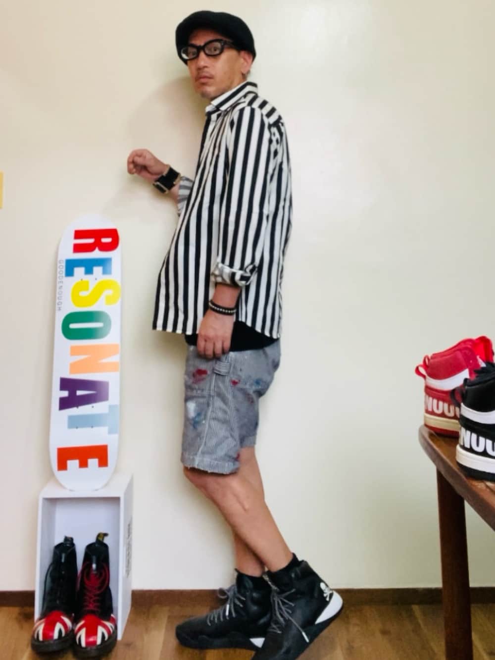 ホワイト系のシャツ/ブラウス、グレー系のデニムパンツ、ブラック系のスニーカーを着用したメンズの夏コーディネートの3枚目の写真