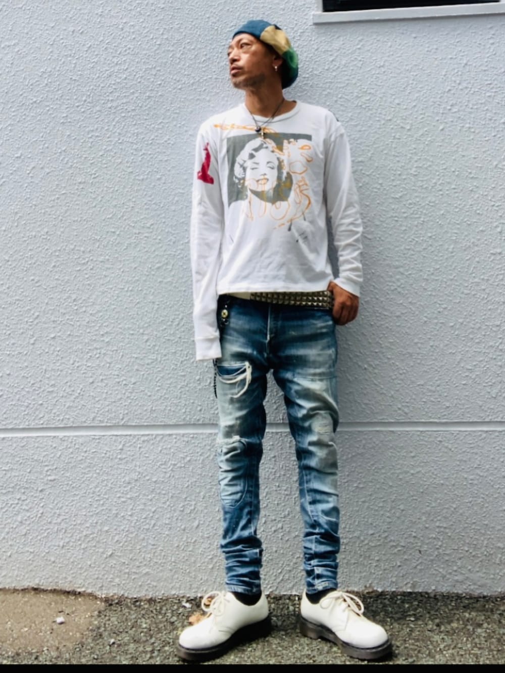 ホワイト系のTシャツ/カットソー、ブルー系のデニムパンツ、ホワイト系のドレスシューズを着用したメンズの秋コーディネートの3枚目の写真