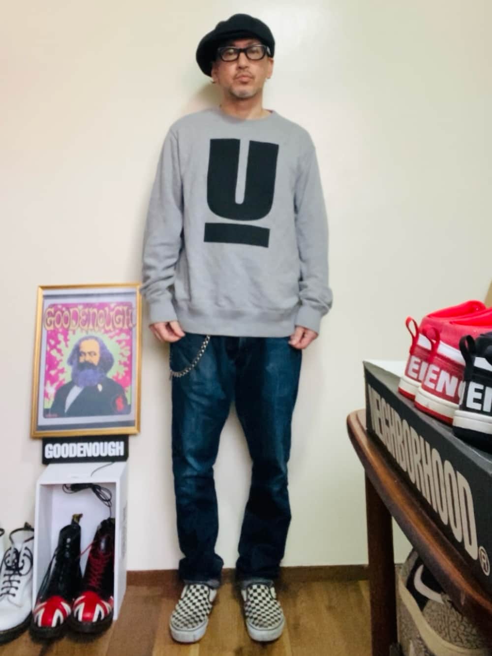 グレー系のスウェット、ブルー系のデニムパンツ、ホワイト系のスリッポンを着用したメンズの春コーディネートの5枚目の写真