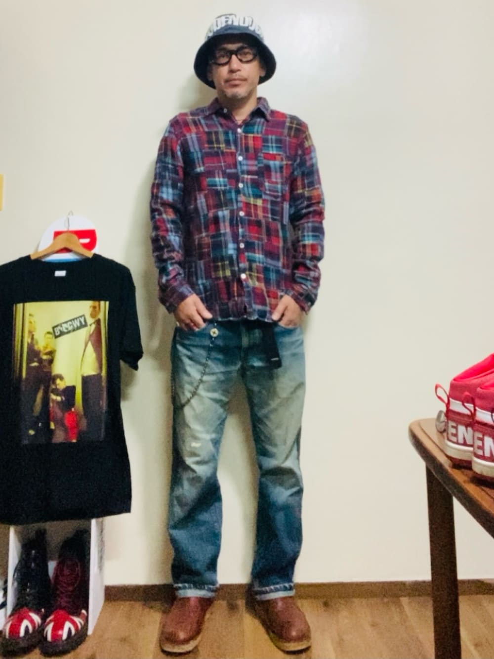 その他のシャツ/ブラウス、ブルー系のデニムパンツ、ブラウン系のブーツを着用したメンズの秋コーディネートの3枚目の写真