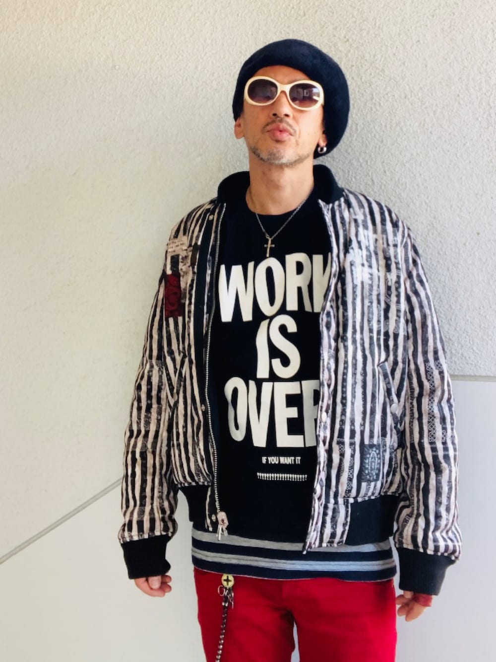 ブラック系のMA-1、ブラック系のタンクトップ、レッド系のデニムパンツを着用したメンズの秋コーディネートの2枚目の写真