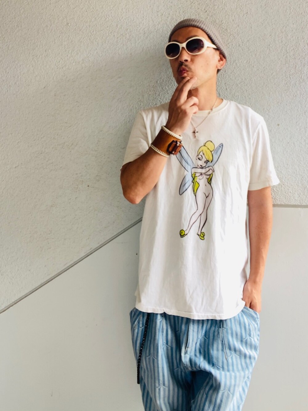 ホワイト系のTシャツ/カットソー、ブルー系のデニムパンツ、イエロー系のサンダルを着用したメンズの夏コーディネートの2枚目の写真