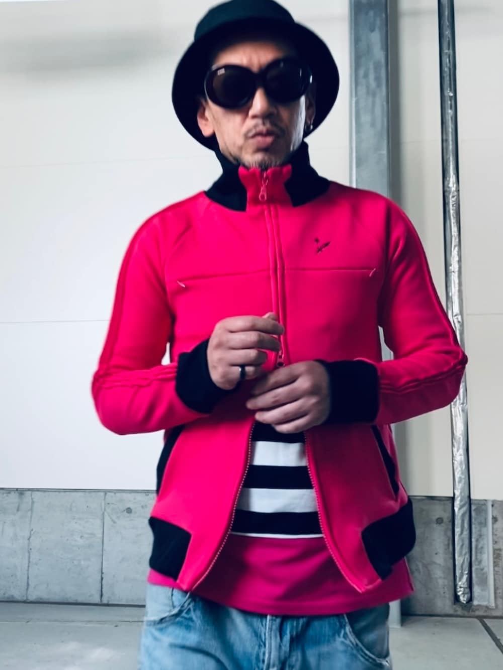 ピンク系のジャージ、ブルー系のデニムパンツ、ピンク系のTシャツ/カットソーを着用したメンズの春コーディネートの4枚目の写真