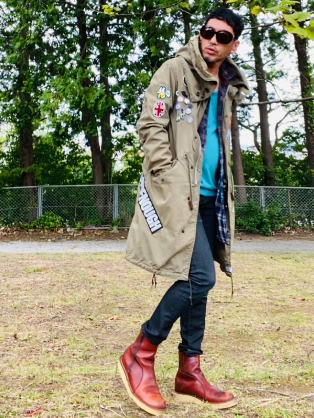 グリーン系のモッズコート、ブルー系のシャツ/ブラウス、ブラック系のデニムパンツを着用したメンズの秋コーディネートの2枚目の写真