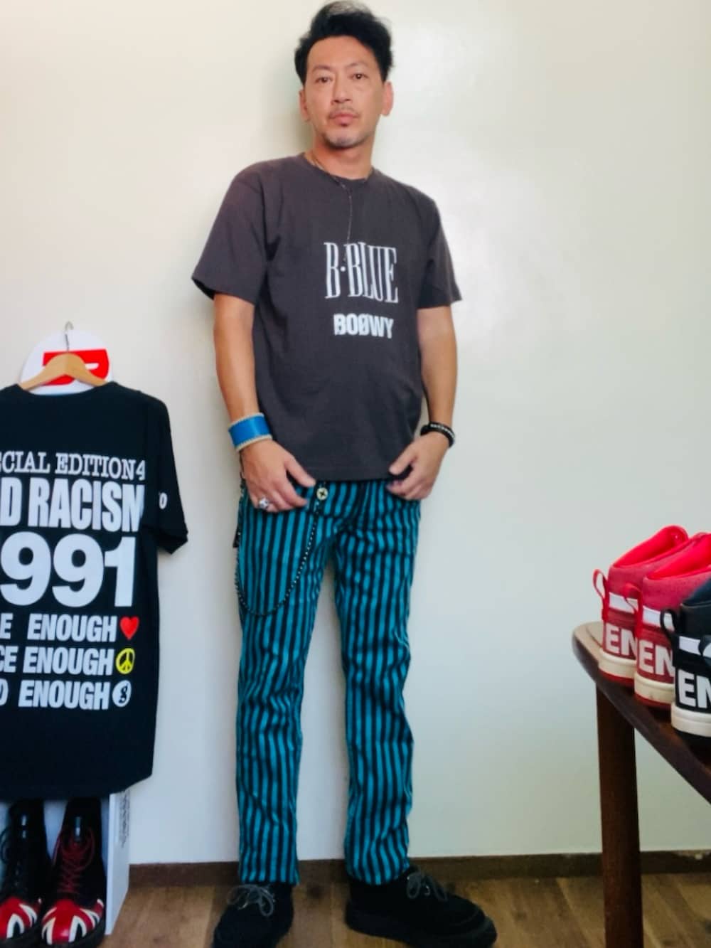 グレー系のTシャツ/カットソー、ブルー系のその他パンツ、ブラック系のドレスシューズを着用したメンズの秋コーディネートの3枚目の写真