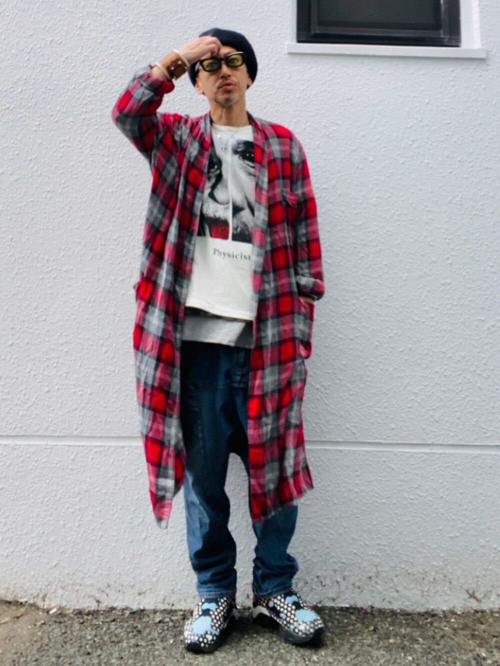 レッド系のノーカラーコート、ホワイト系のTシャツ/カットソー、ブラック系のTシャツ/カットソーを着用したメンズの春コーディネートの4枚目の写真