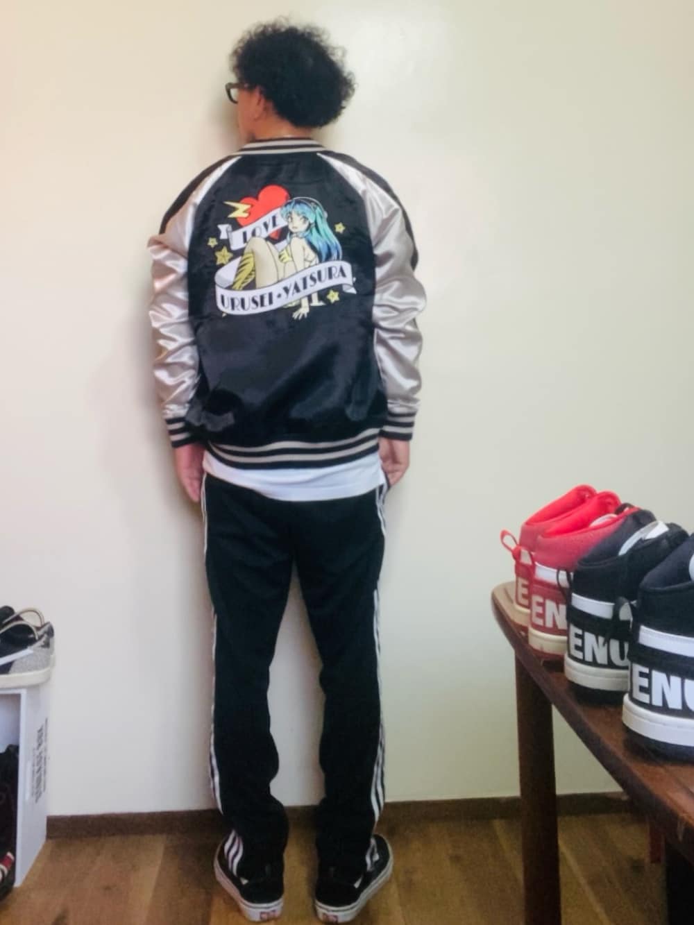 ブラック系のスニーカー、レッド系のタンクトップ、ブラック系のその他パンツを着用したメンズの秋コーディネートの4枚目の写真