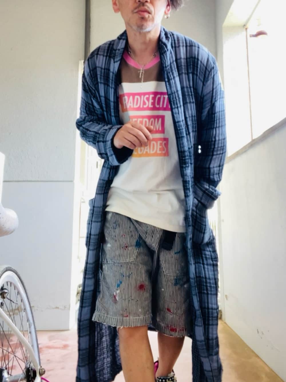 ブルー系のシャツ/ブラウス、ピンク系のTシャツ/カットソー、グレー系のデニムパンツを着用したメンズの春コーディネートの5枚目の写真