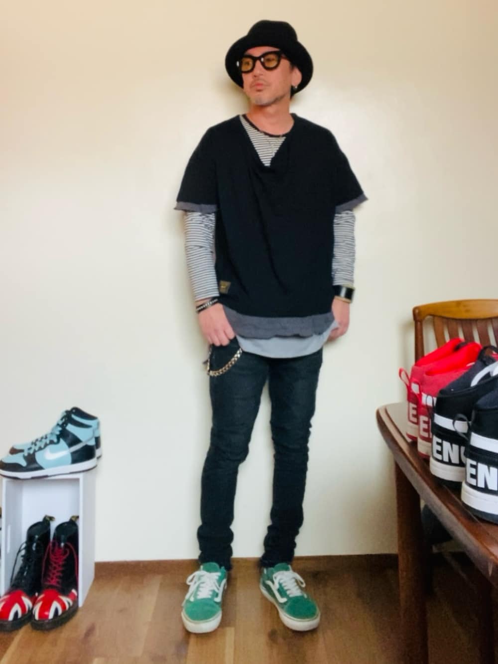 ブラック系のトップス、ブラック系のデニムパンツ、グリーン系のスニーカーを着用したメンズの春コーディネートの3枚目の写真