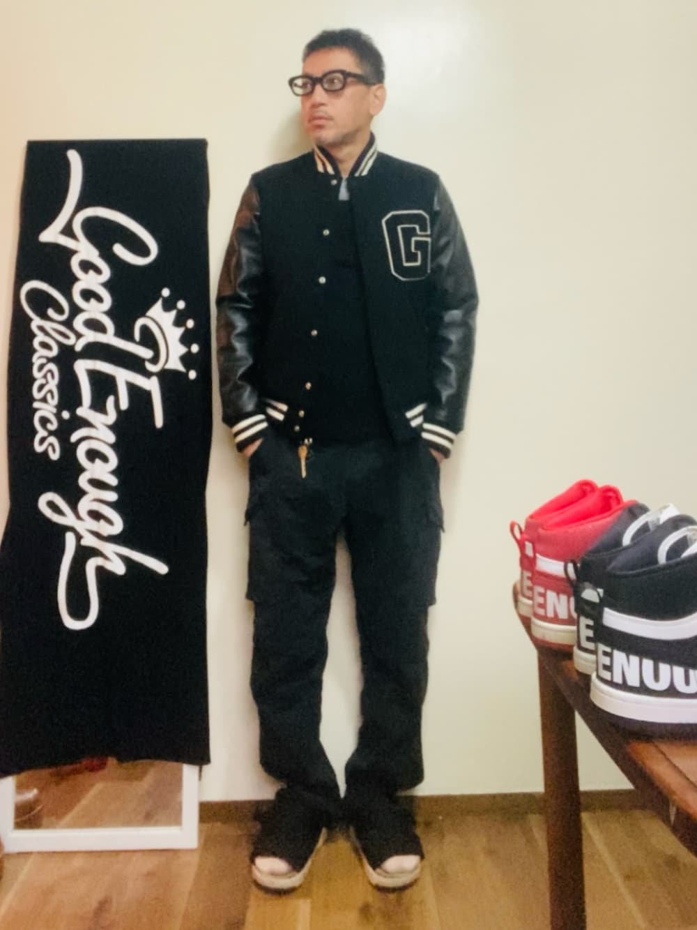 ブラック系のスタジャン、ブラック系のTシャツ/カットソー、ブラック系のカーゴパンツを着用したメンズの冬コーディネートの2枚目の写真