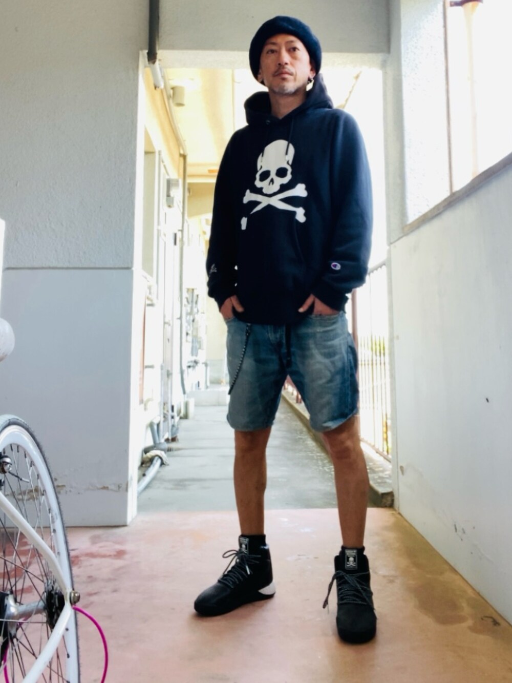 ブラック系のパーカー、ブルー系のその他パンツ、ブラック系のスニーカーを着用したメンズの春コーディネートの4枚目の写真