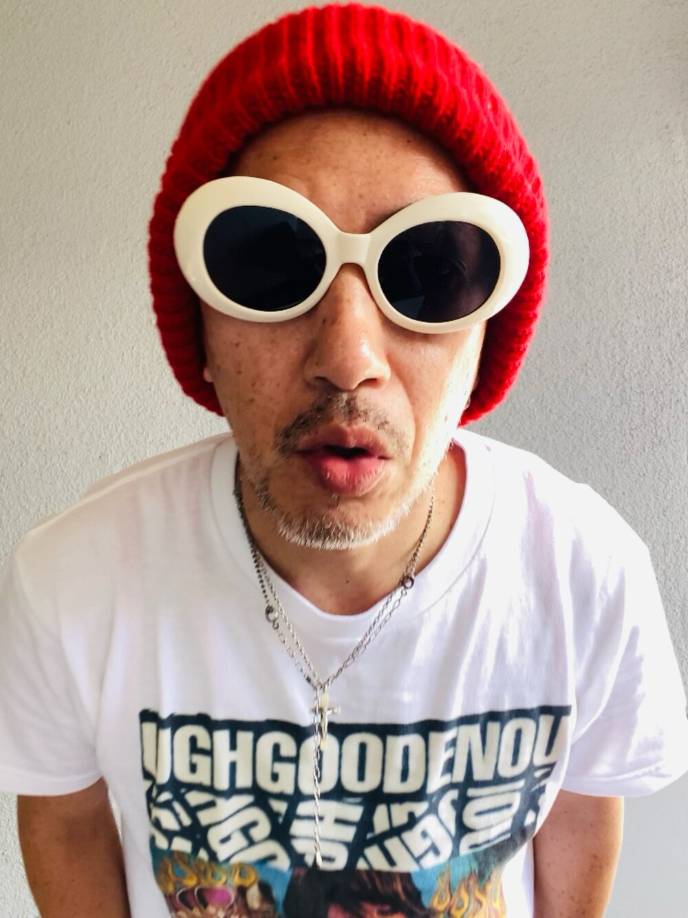 ホワイト系のTシャツ/カットソー、グレー系のデニムパンツ、ピンク系のスニーカーを着用したメンズの夏コーディネートの5枚目の写真