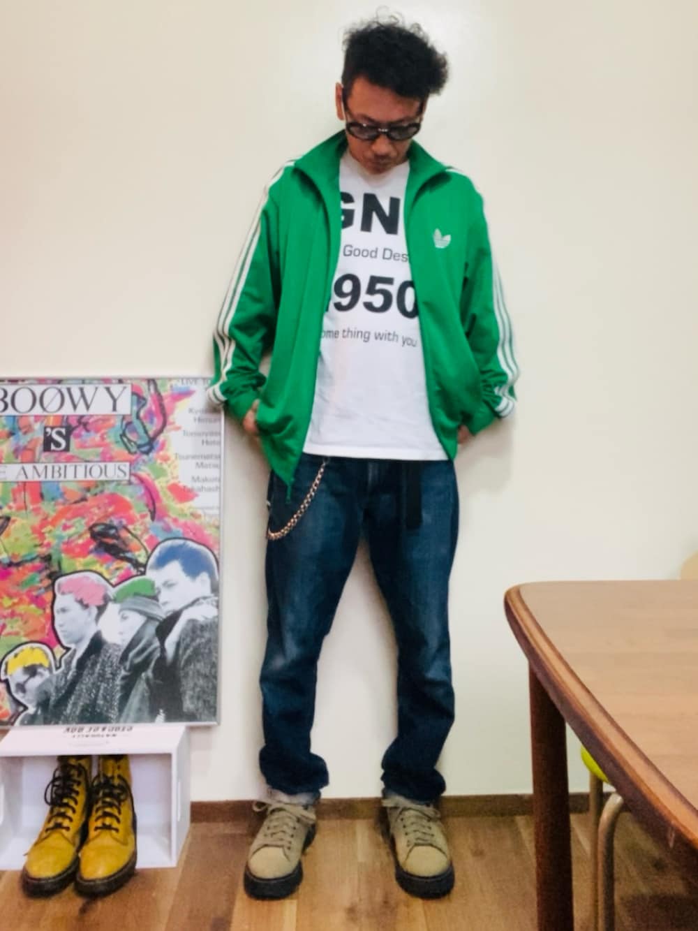 ホワイト系のTシャツ/カットソー、グリーン系のジャージ、ブルー系のデニムパンツを着用したメンズの秋コーディネートの3枚目の写真