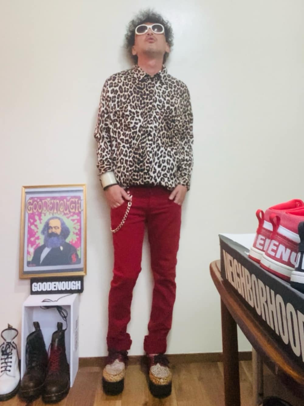 ベージュ系のシャツ/ブラウス、レッド系のデニムパンツ、その他のシューズを着用したメンズの夏コーディネートの3枚目の写真