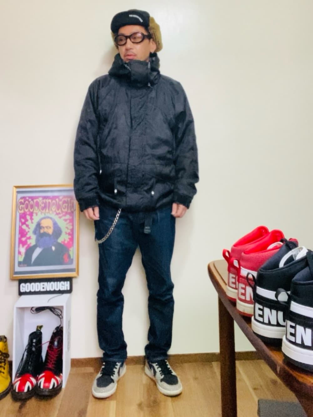 ブラック系のマウンテンパーカー、ブルー系のデニムパンツ、グレー系のスニーカーを着用したメンズの秋コーディネートの2枚目の写真