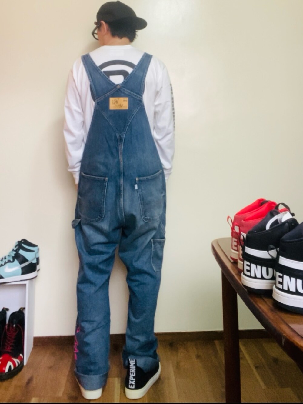 ホワイト系のTシャツ/カットソー、ブルー系のサロペット/オーバーオール、ブラック系のスリッポンを着用したメンズの春コーディネートの4枚目の写真