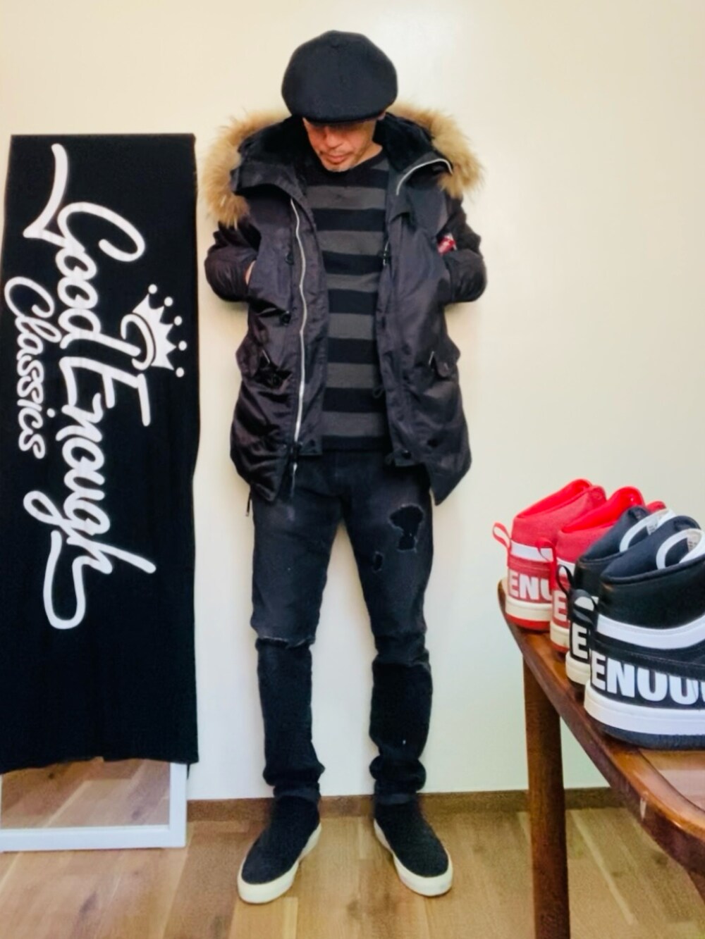 ブラック系のミリタリージャケット、グレー系のニット/セーター、ブラック系のその他パンツを着用したメンズの冬コーディネートの2枚目の写真