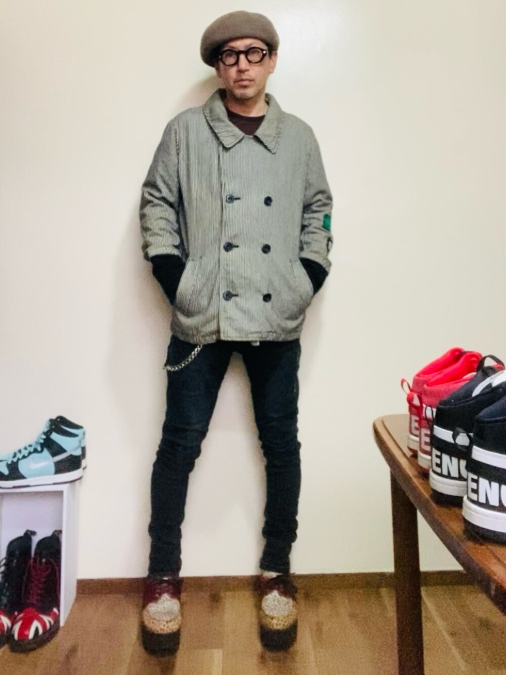 グレー系のピーコート、ブラック系のデニムパンツ、その他のシューズを着用したメンズの春コーディネートの4枚目の写真