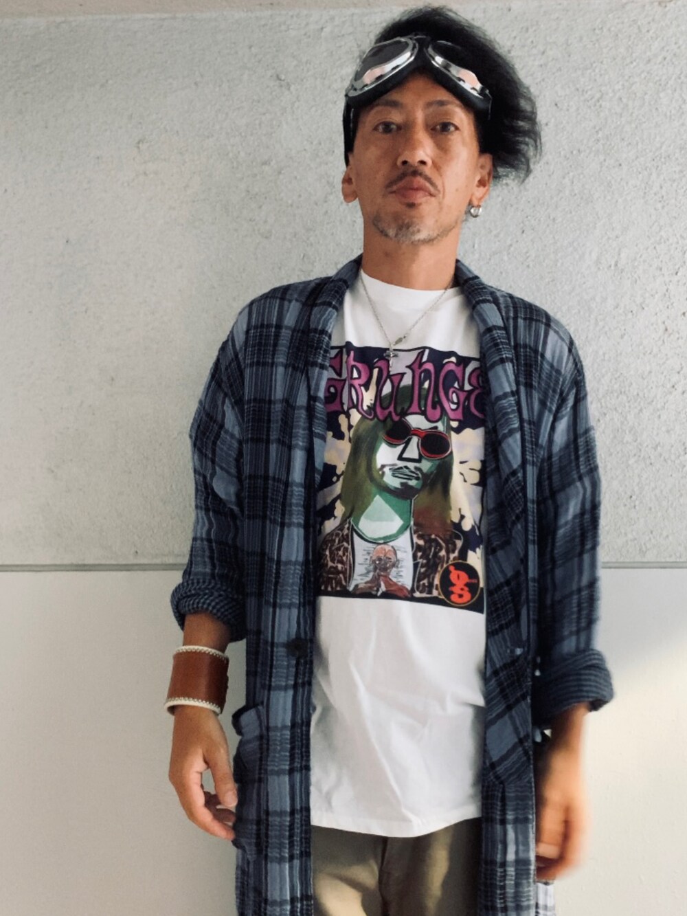 ブルー系のシャツ/ブラウス、ホワイト系のTシャツ/カットソー、グリーン系のカーゴパンツを着用したメンズの夏コーディネートの4枚目の写真