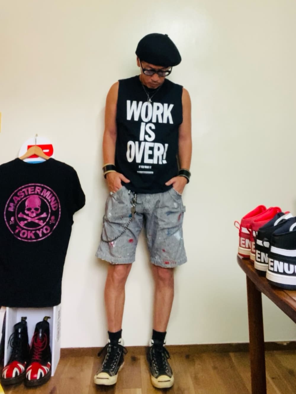 ブラック系のタンクトップ、グレー系のデニムパンツ、ブラック系のスニーカーを着用したメンズの夏コーディネートの3枚目の写真