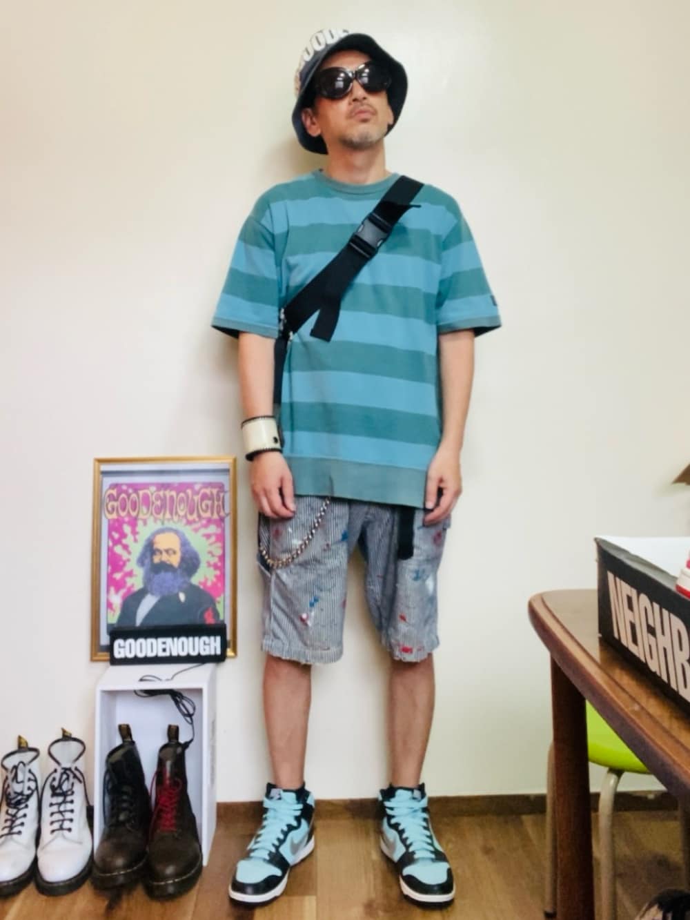 ブルー系のスウェット、ホワイト系のボディバッグ/ウエストポーチ、グレー系のデニムパンツを着用したメンズの夏コーディネートの3枚目の写真