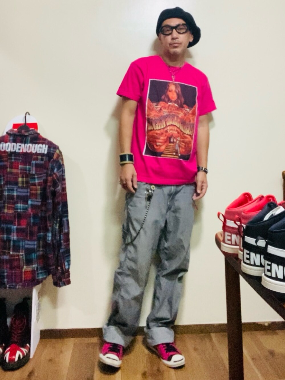 ピンク系のTシャツ/カットソー、グレー系のデニムパンツ、ピンク系のスニーカーを着用したメンズの秋コーディネートの2枚目の写真