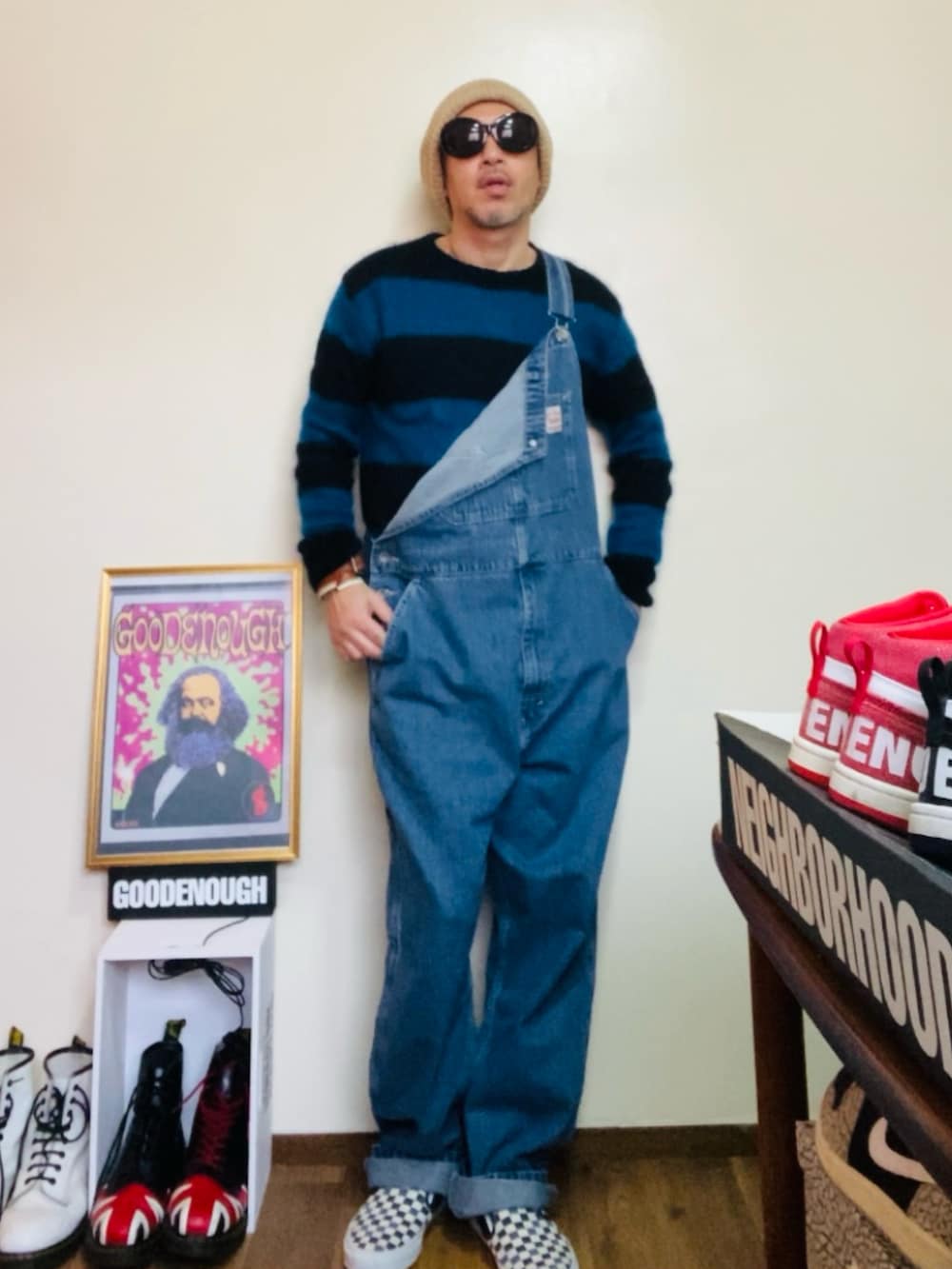 ブルー系のサロペット/オーバーオール、ブルー系のニット/セーター、ブルー系のスリッポンを着用したメンズの冬コーディネートの4枚目の写真