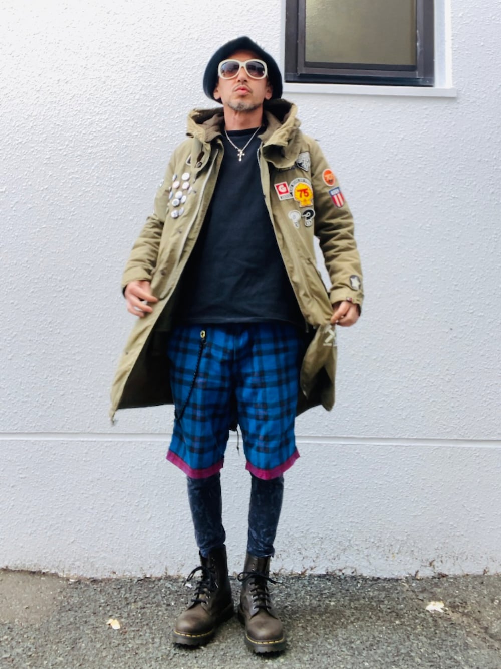 グリーン系のモッズコート、ブルー系のその他パンツ、グリーン系のブーツを着用したメンズの春コーディネートの3枚目の写真