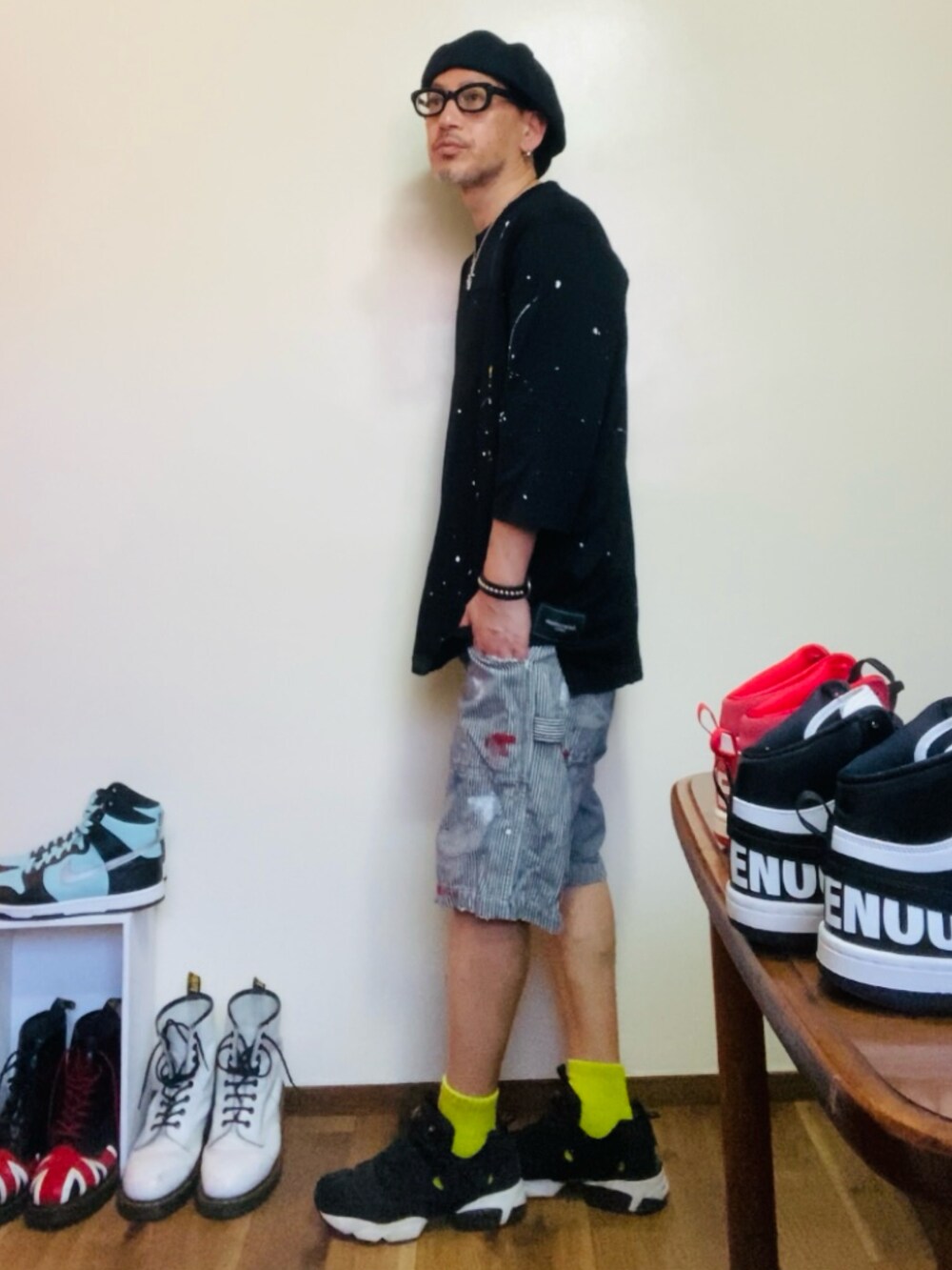 グレー系のデニムパンツ、ブラック系のスニーカー、ブラック系のTシャツ/カットソーを着用したメンズの春コーディネートの2枚目の写真