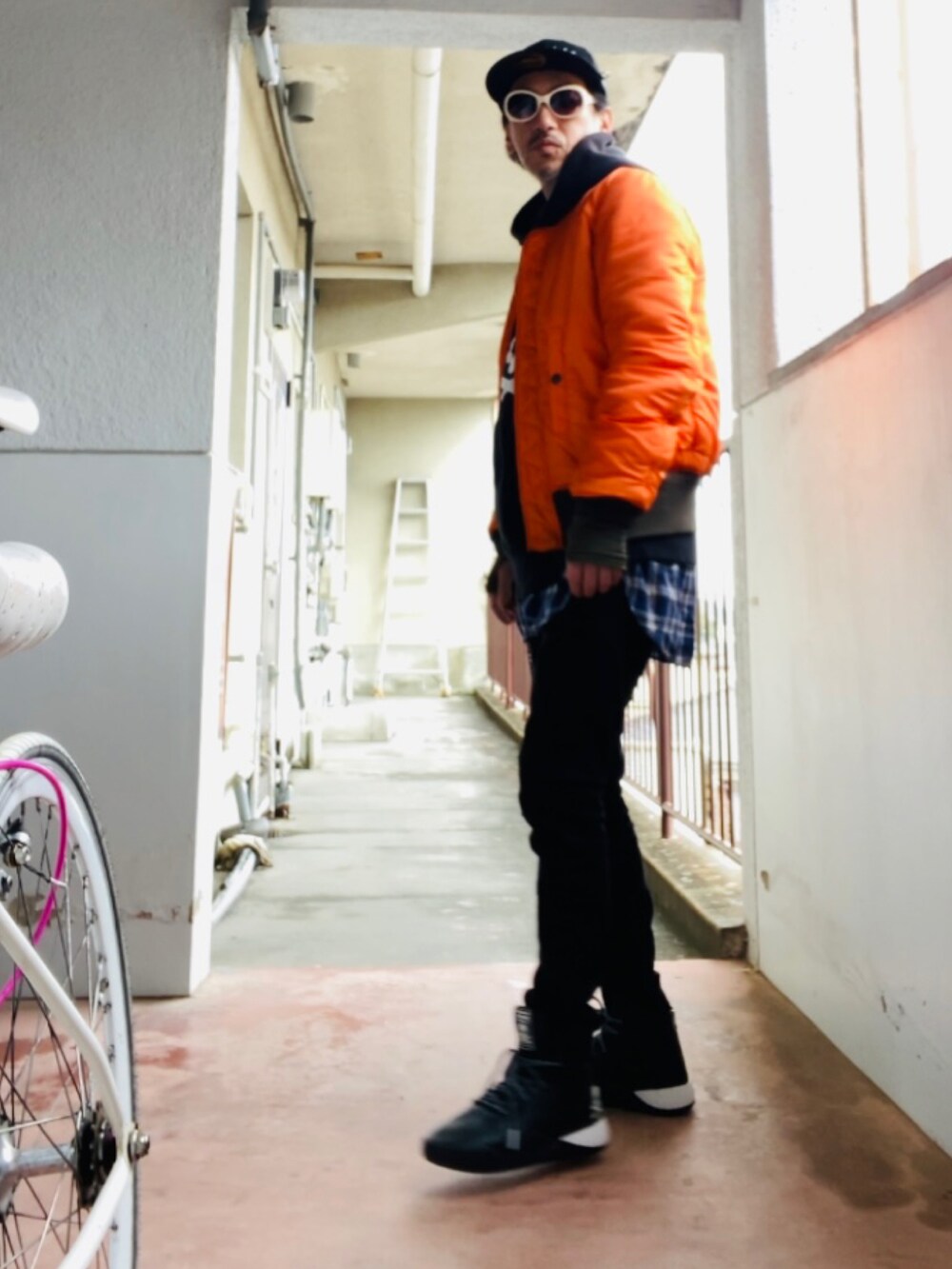 ブラック系のパーカー、ブルー系のシャツ/ブラウス、ブラック系のパンツを着用したメンズの冬コーディネートの5枚目の写真