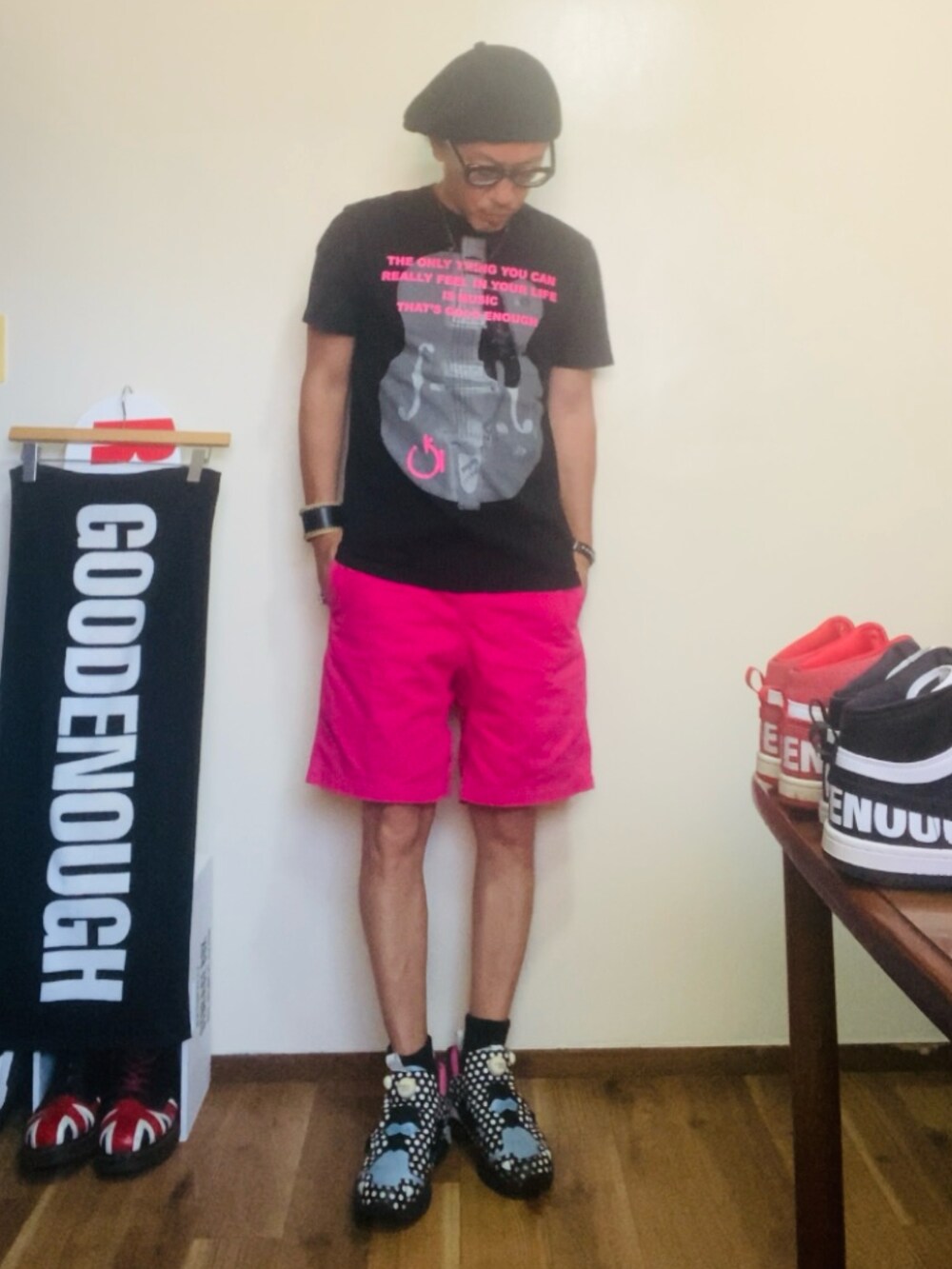 ブラック系のTシャツ/カットソー、ピンク系のその他パンツ、ブラック系のスニーカーを着用したメンズの夏コーディネートの2枚目の写真