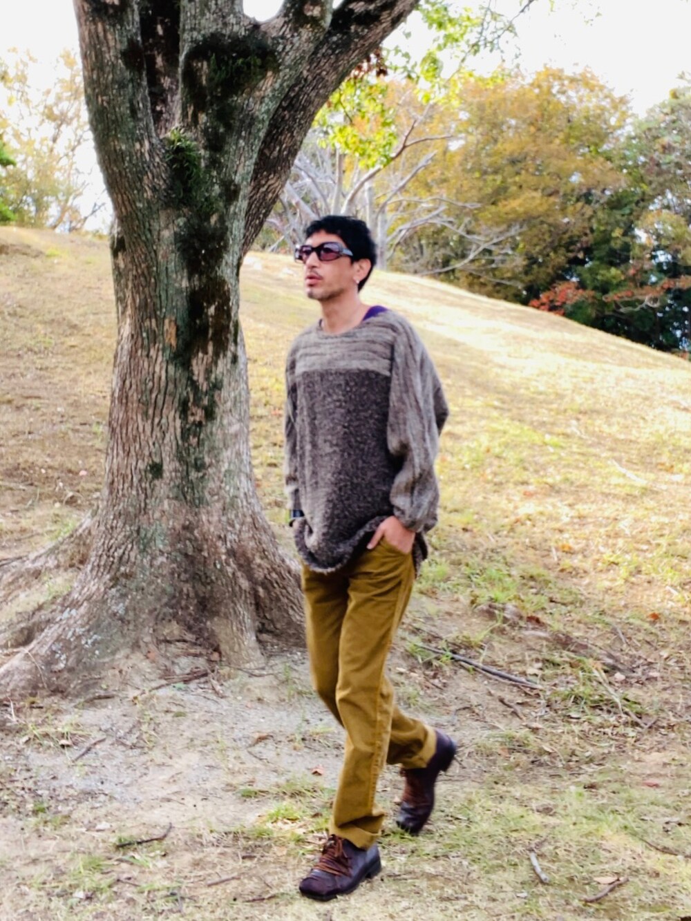 ブラウン系のニット/セーター、ブラウン系のパンツ、ブラウン系のブーツを着用したメンズの秋コーディネートの4枚目の写真