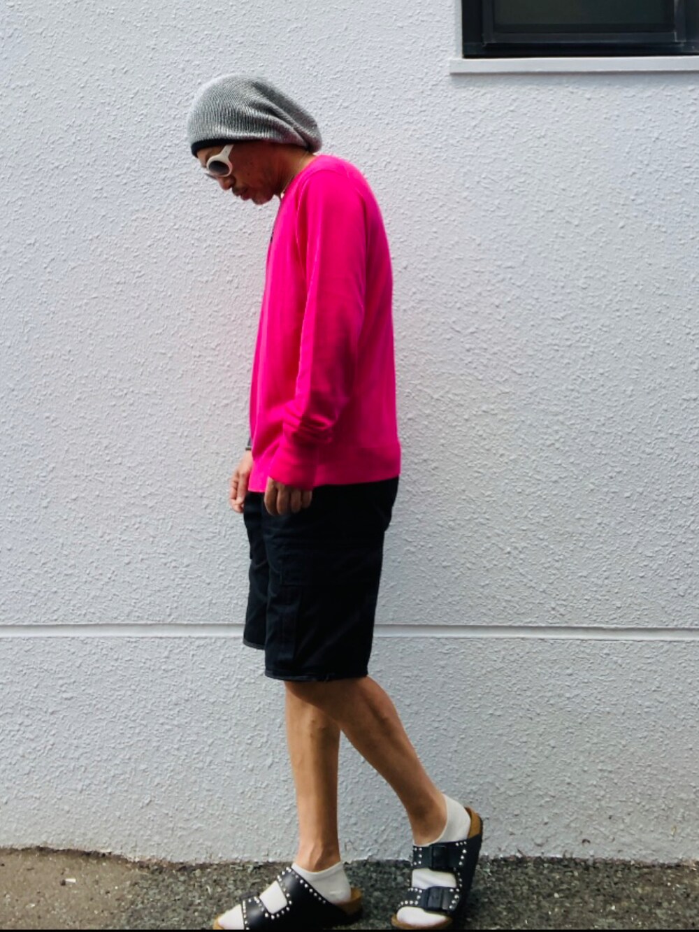 ピンク系のニット/セーター、ブラック系のカーゴパンツ、ブラック系のサンダルを着用したメンズの夏コーディネートの3枚目の写真