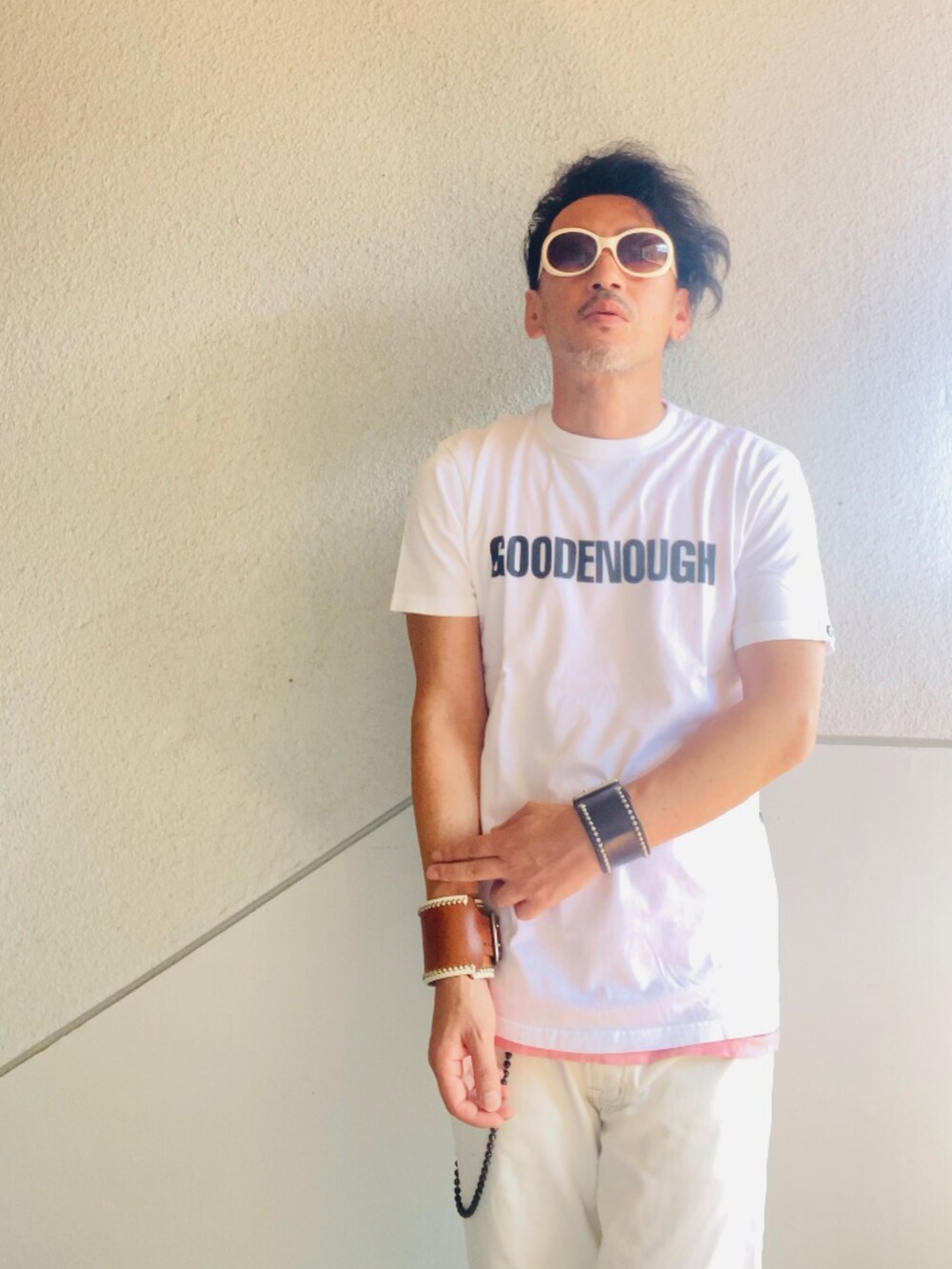 ホワイト系のTシャツ/カットソー、ピンク系のタンクトップ、ホワイト系のデニムパンツを着用したメンズの夏コーディネートの2枚目の写真