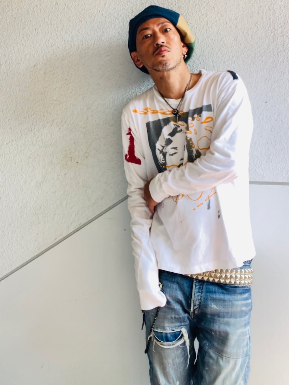 ホワイト系のTシャツ/カットソー、ブルー系のデニムパンツ、ホワイト系のドレスシューズを着用したメンズの秋コーディネートの2枚目の写真