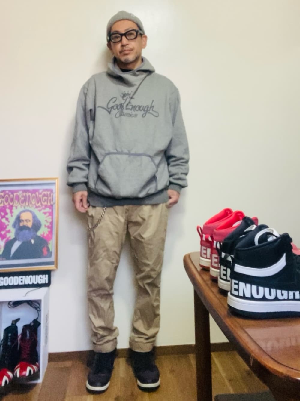 グレー系のパーカー、ベージュ系のチノパンツ、パープル系のスニーカーを着用したメンズの秋コーディネートの4枚目の写真