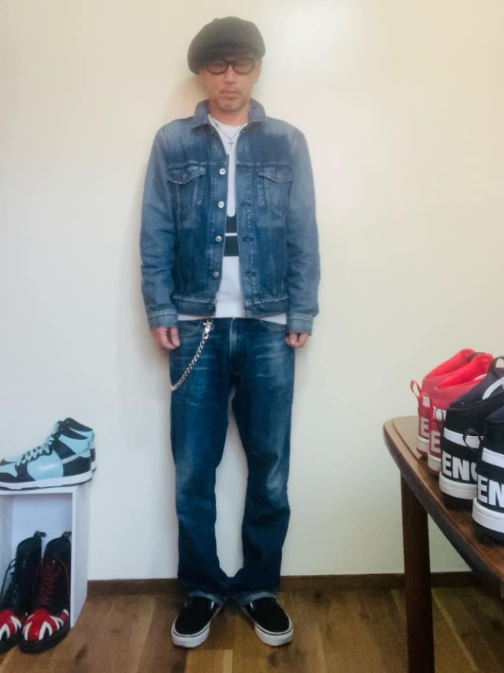 ブルー系のデニムジャケット、ホワイト系のスウェット、ブルー系のデニムパンツを着用したメンズの春コーディネートの5枚目の写真