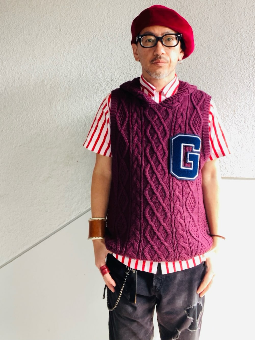 レッド系のシャツ/ブラウス、パープル系のベスト、ブラック系のその他パンツを着用したメンズの春コーディネートの2枚目の写真