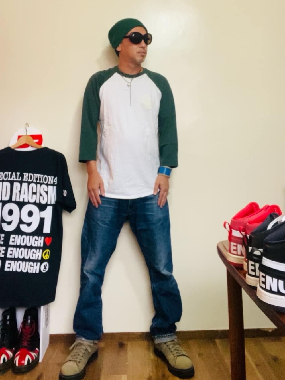 グリーン系のTシャツ/カットソー、ブルー系のデニムパンツ、グリーン系のスニーカーを着用したメンズの夏コーディネートの3枚目の写真