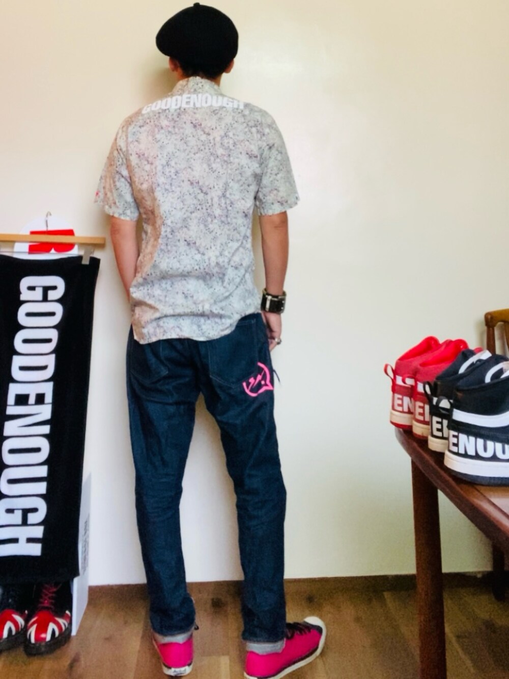 その他のシャツ/ブラウス、ブルー系のデニムパンツ、ピンク系のスニーカーを着用したメンズの夏コーディネートの3枚目の写真