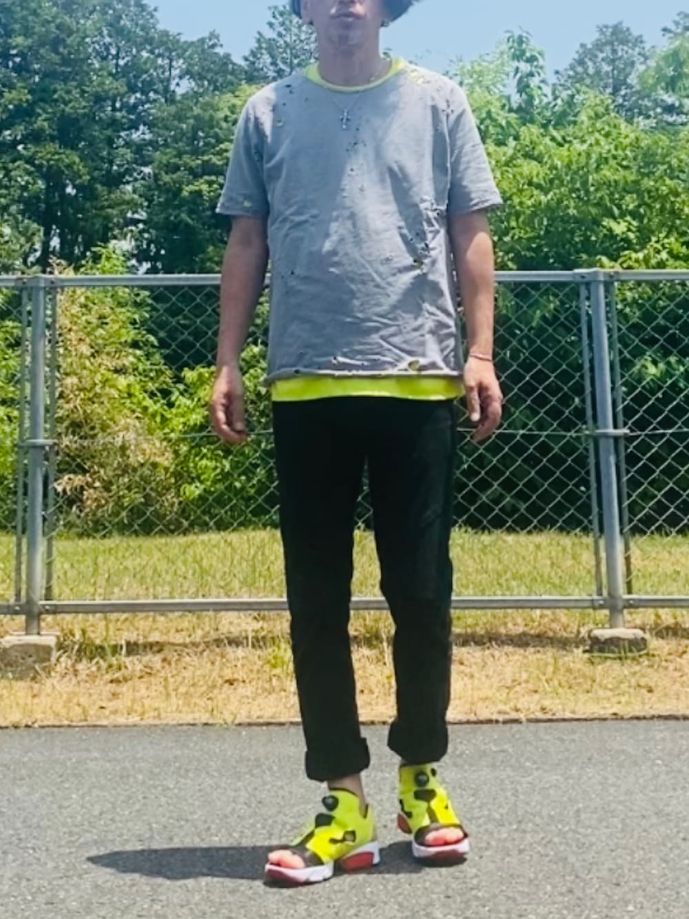 グレー系のTシャツ/カットソー、イエロー系のTシャツ/カットソー、ブラック系のデニムパンツを着用したメンズの夏コーディネートの5枚目の写真