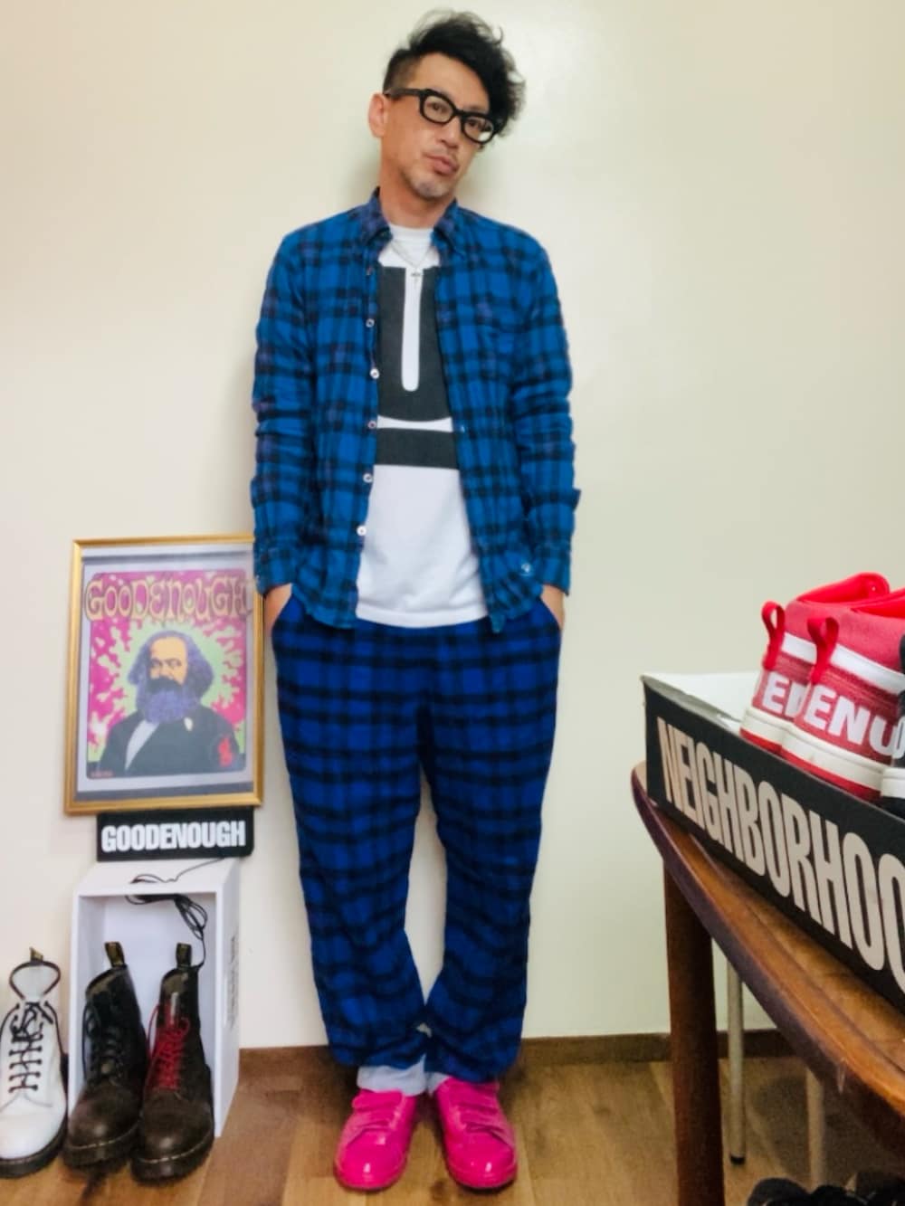 ブルー系のシャツ/ブラウス、ブルー系のその他パンツ、ピンク系のスニーカーを着用したメンズの夏コーディネートの2枚目の写真